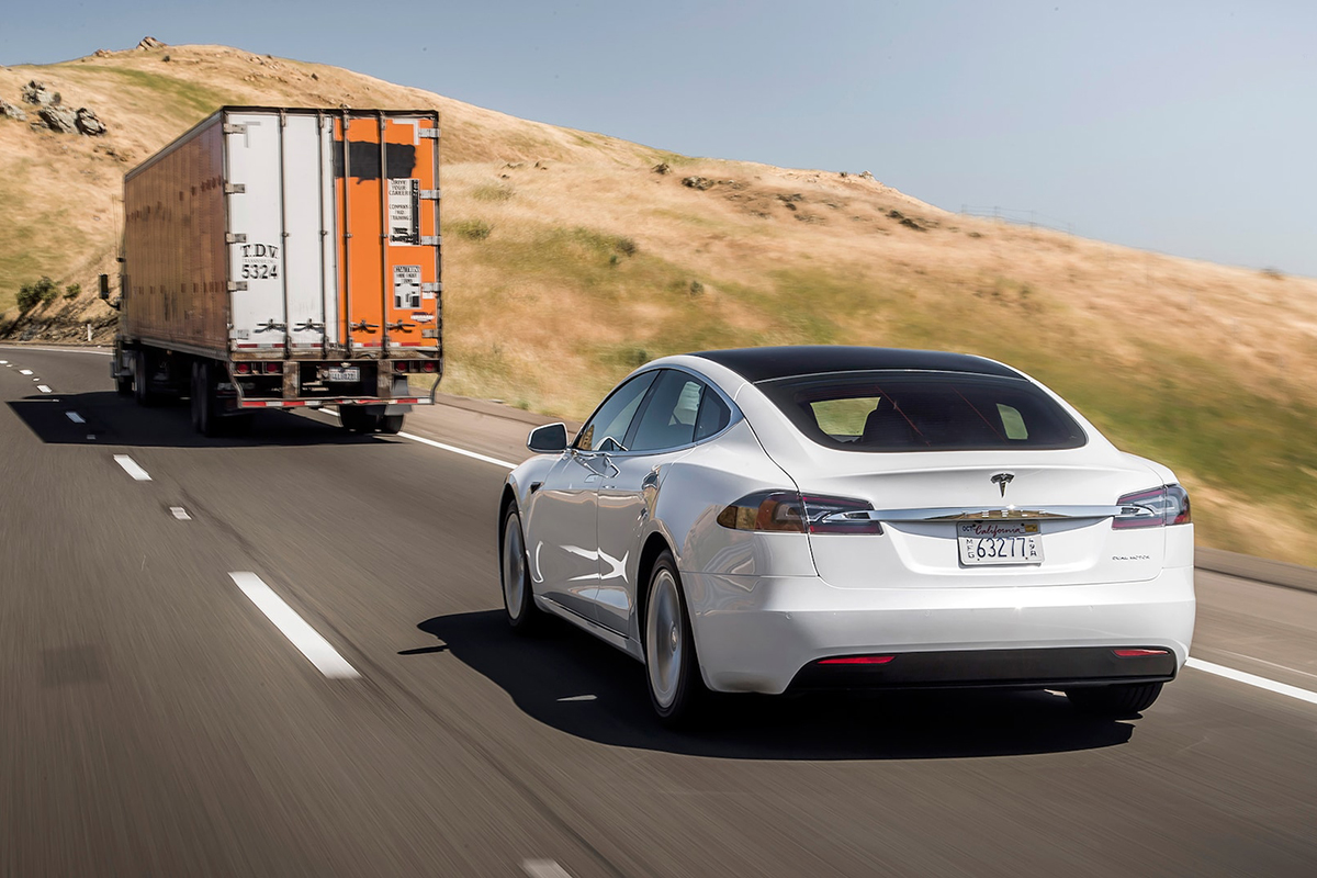 Tesla на дороге