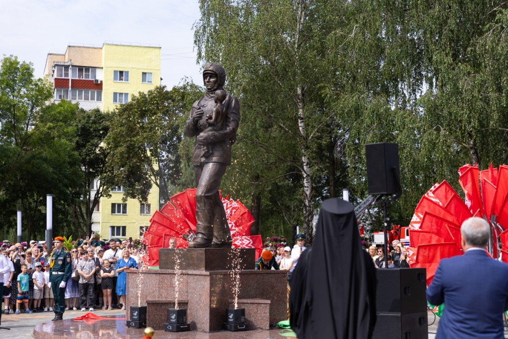 памятник спасателям в Гомеле, фото с сайта МЧС