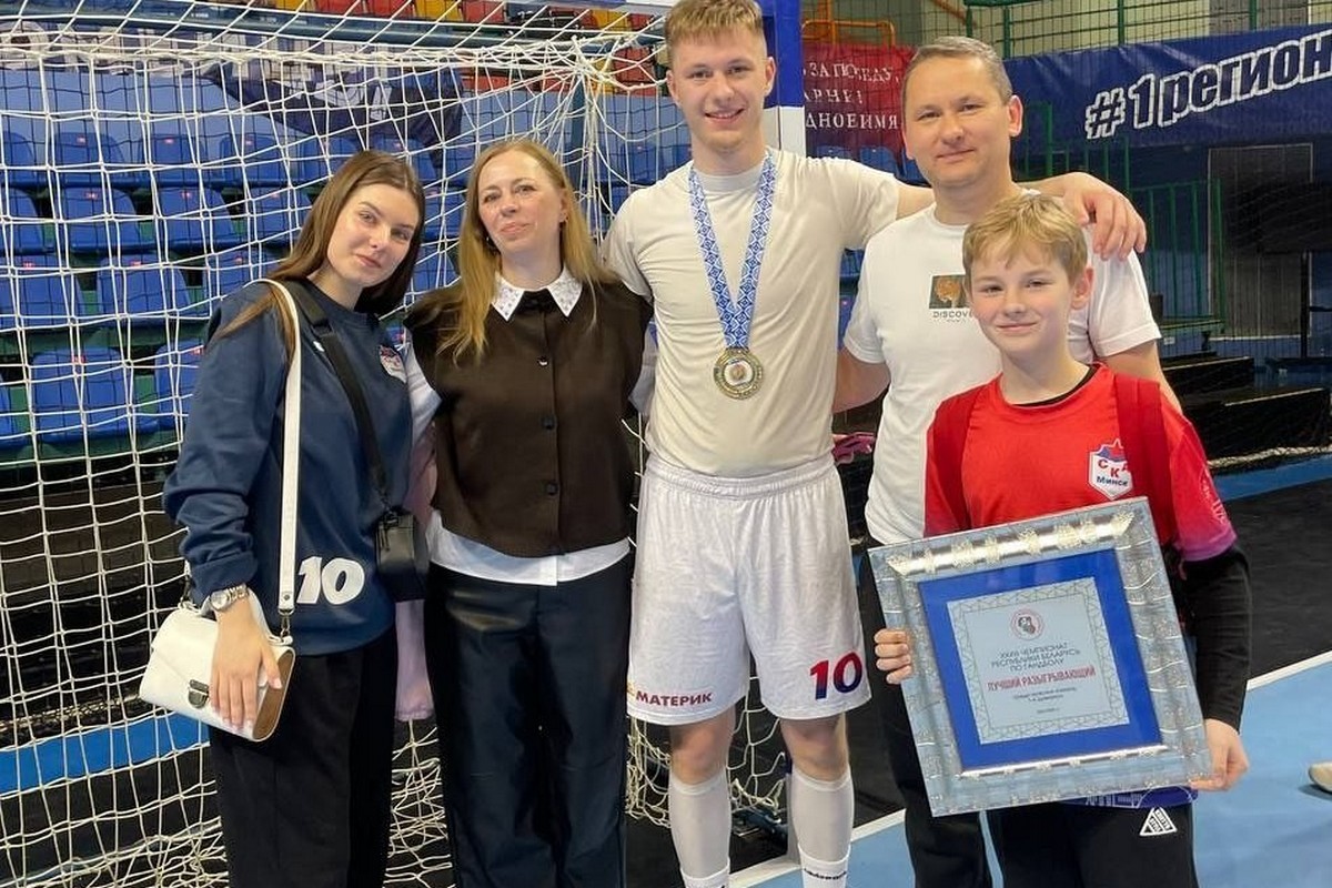 7-Тимофей Баранчик с родителями девушкой Верой и младшим братом Глебом.jpg