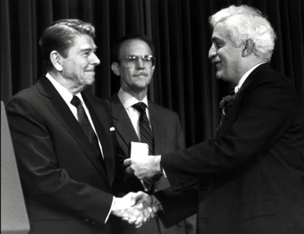 Президент США Рональд Рейган вручает Национальную Медаль за вклад в развитие технологии Дамадьяну, 1988 год Президент США Рональд Рейган вручает Национальную Медаль за вклад в развитие технологии Дамадьяну, 1988 год