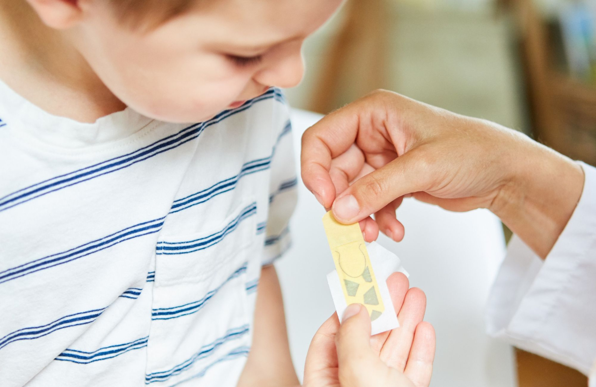 Как только бинтовая повязка промокла или загрязнилась, ее нужно заменить на новую