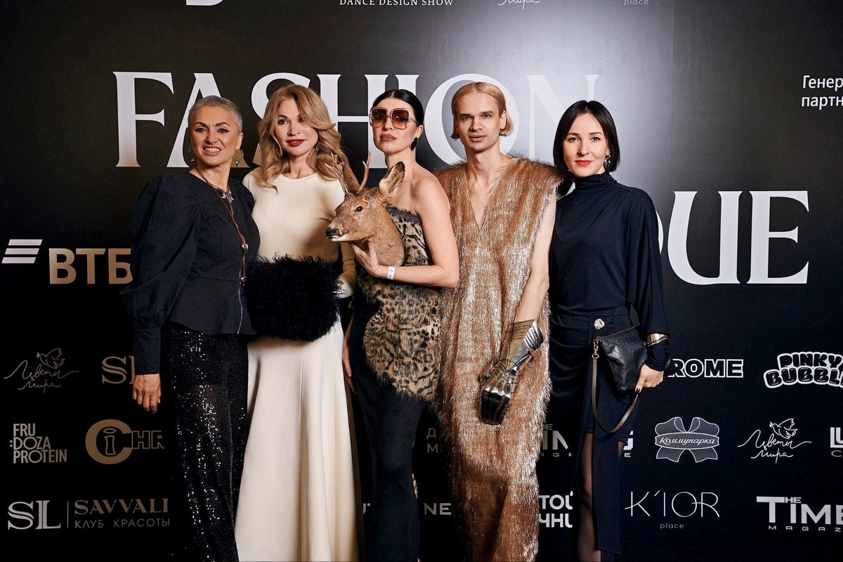 2-Гости Fashion Fabrique-2025 и Алена Ацапкина в центре в платье с головой косули.jpg