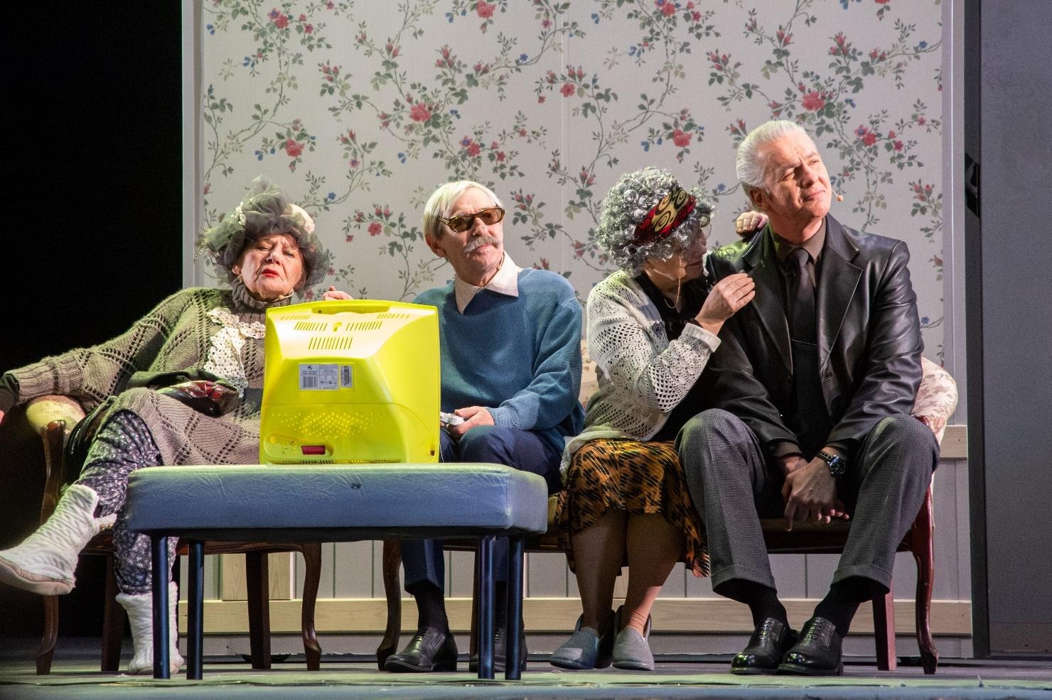 Шахматы, ИИ и стрельба: как выглядит комедия абсурда про пенсионеров в театре Горького