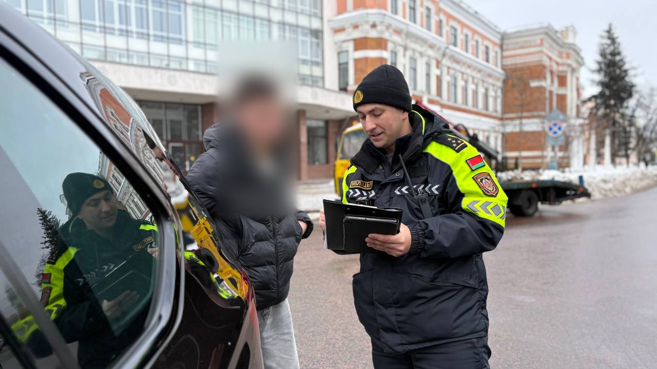 инспектор ГАИ выписывает протокол