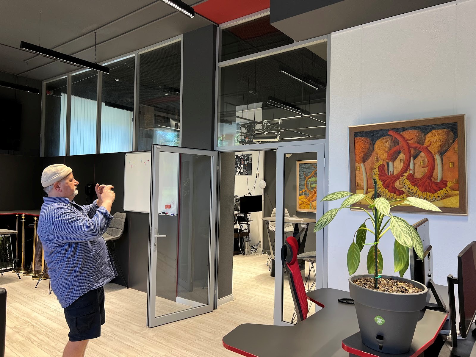 8-Художник Александр Демидов в редакции smartpress.by.jpg