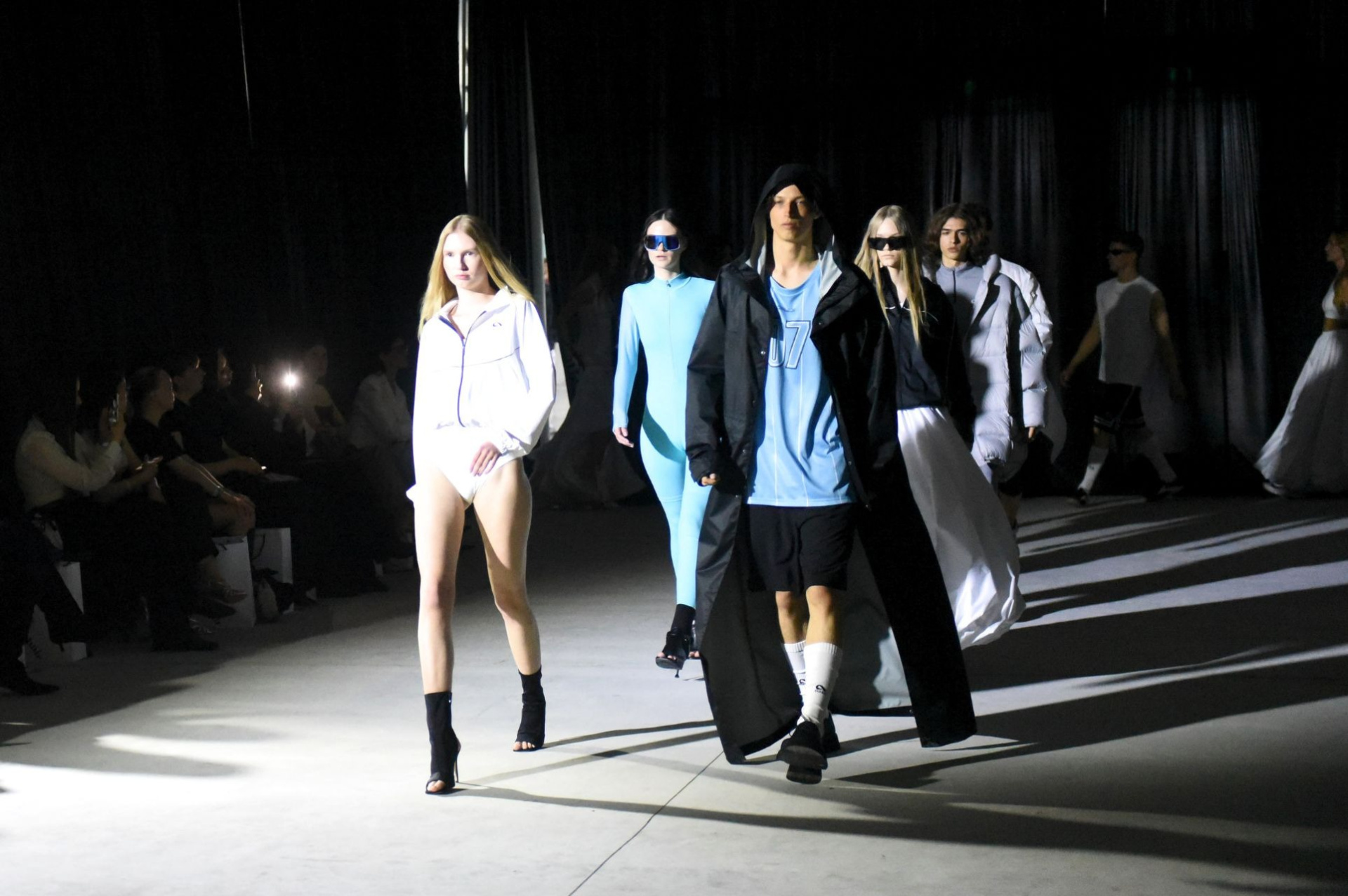Красивый подиум, сильные коллекции и перформанс ZNWR. Каким получился Fashion Fabrique 3.0? 