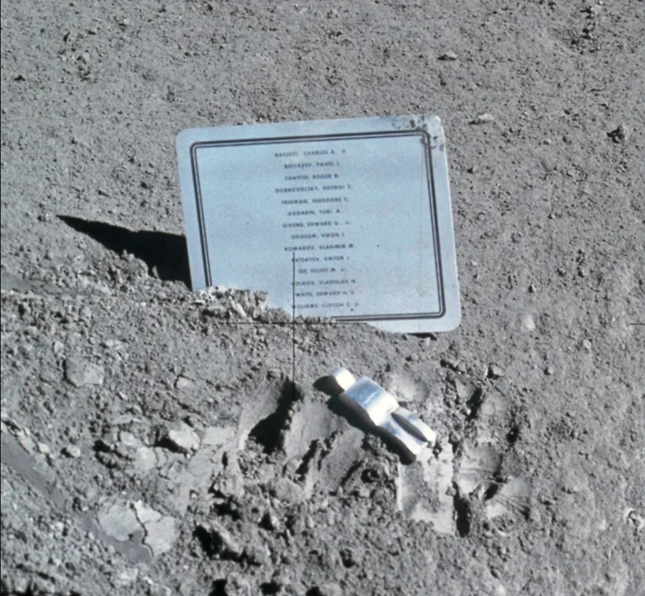 На месте высадки миссии «Аполлон-15» табличка с именами 8 астронавтов США и 6 космонавтов СССР, к тому времени умерших. Фото НАСА