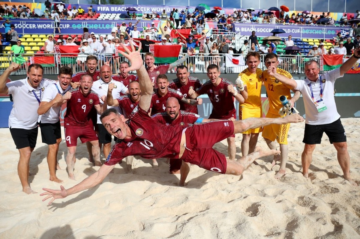 4-Сборная Беларуси серебряный призер чемпионата мира по пляжному футболу.jpg