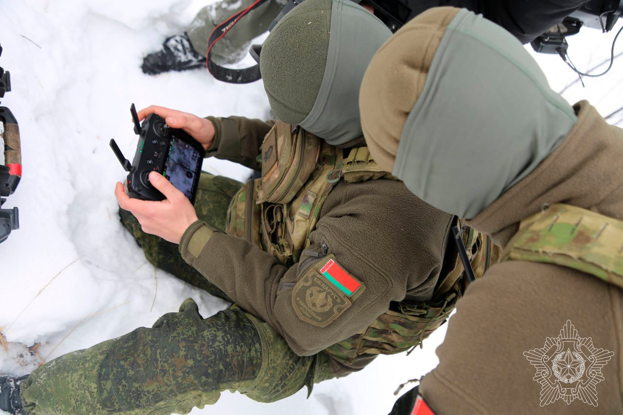 солдаты управляют дроном