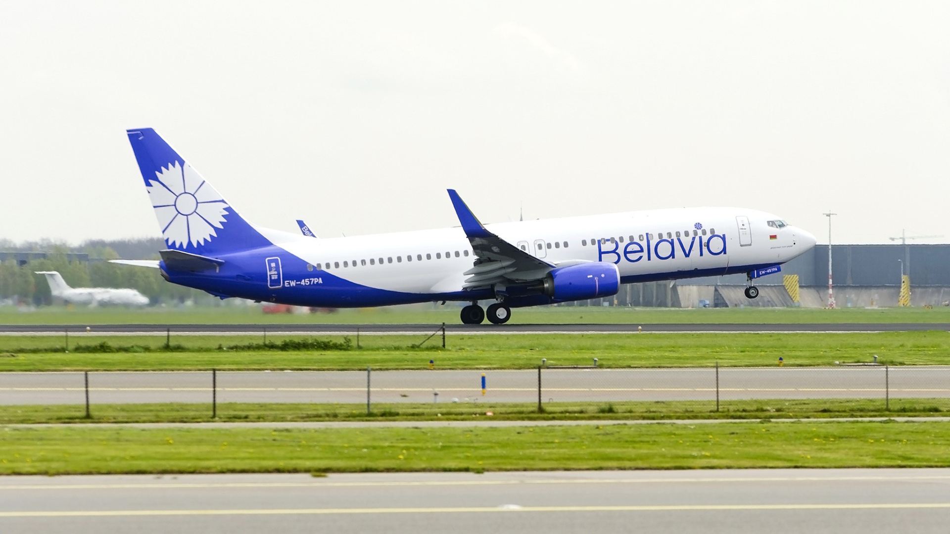 Boeing_737-800_of_Belavia.jpg