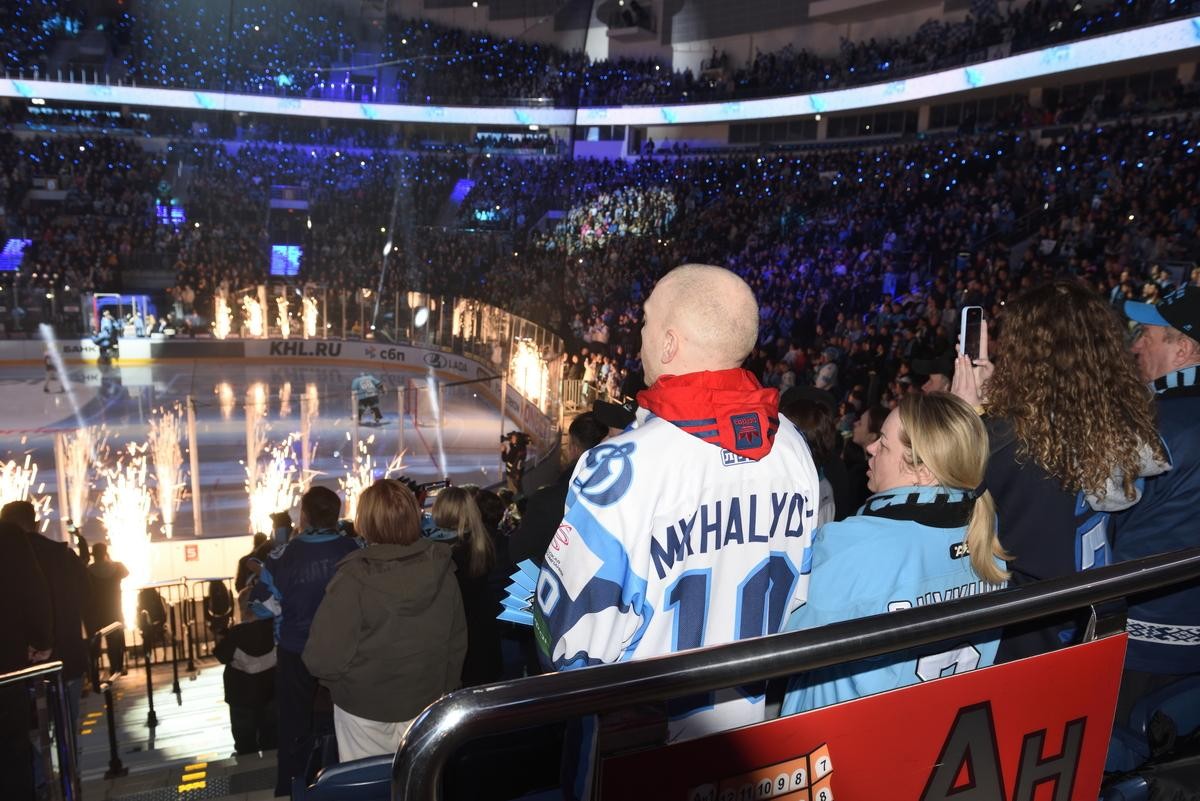 8-Болельщики на трибуне Минск-Арены.jpg