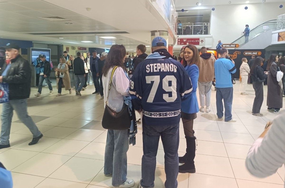 7-Болельщики в коридоре Минск-Арены.jpg