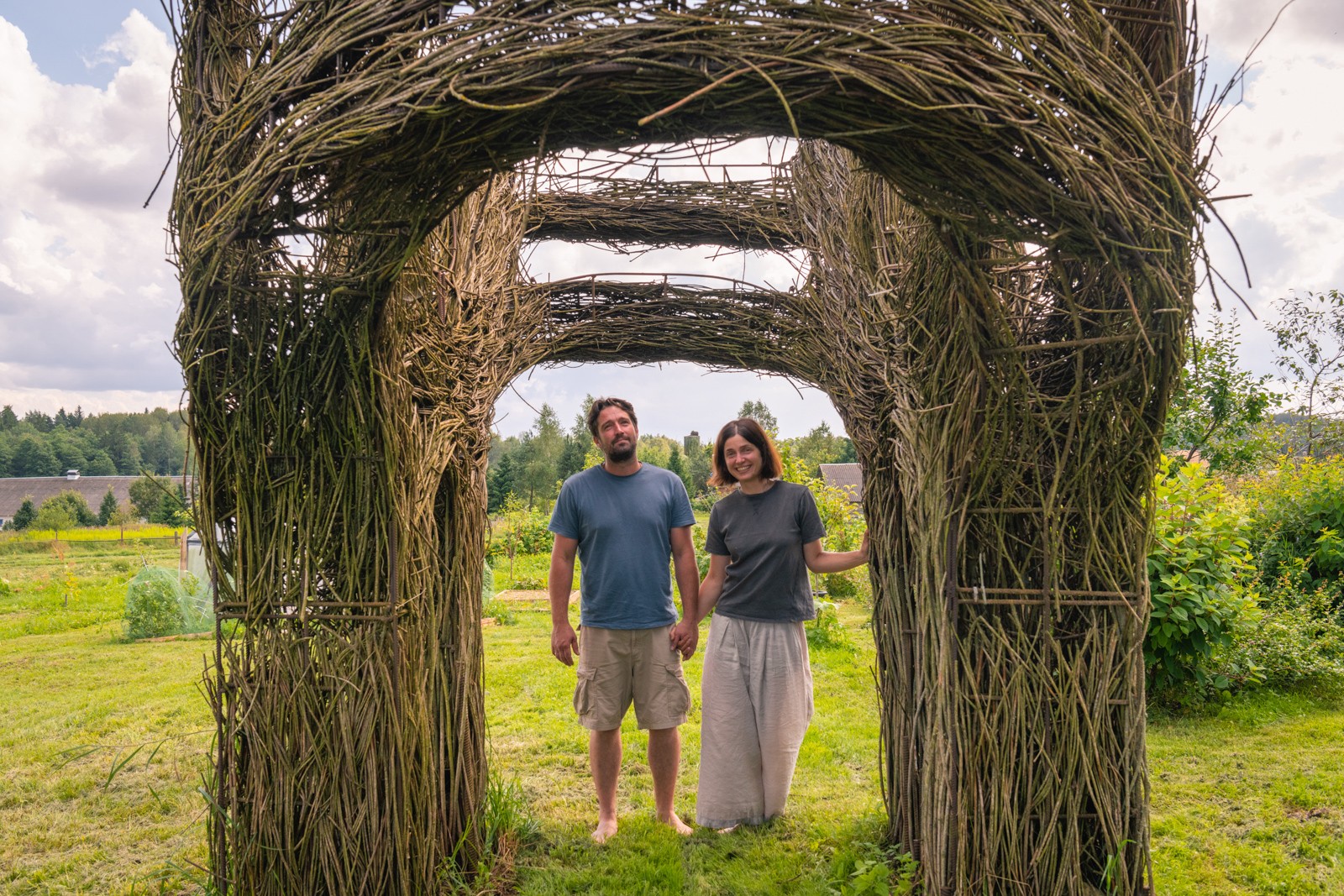 18-Василий и Полина внутри скульптуры Объятия.jpg