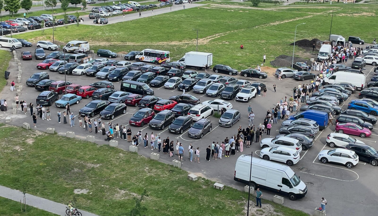 очередь за клубникой в Минск-Мире