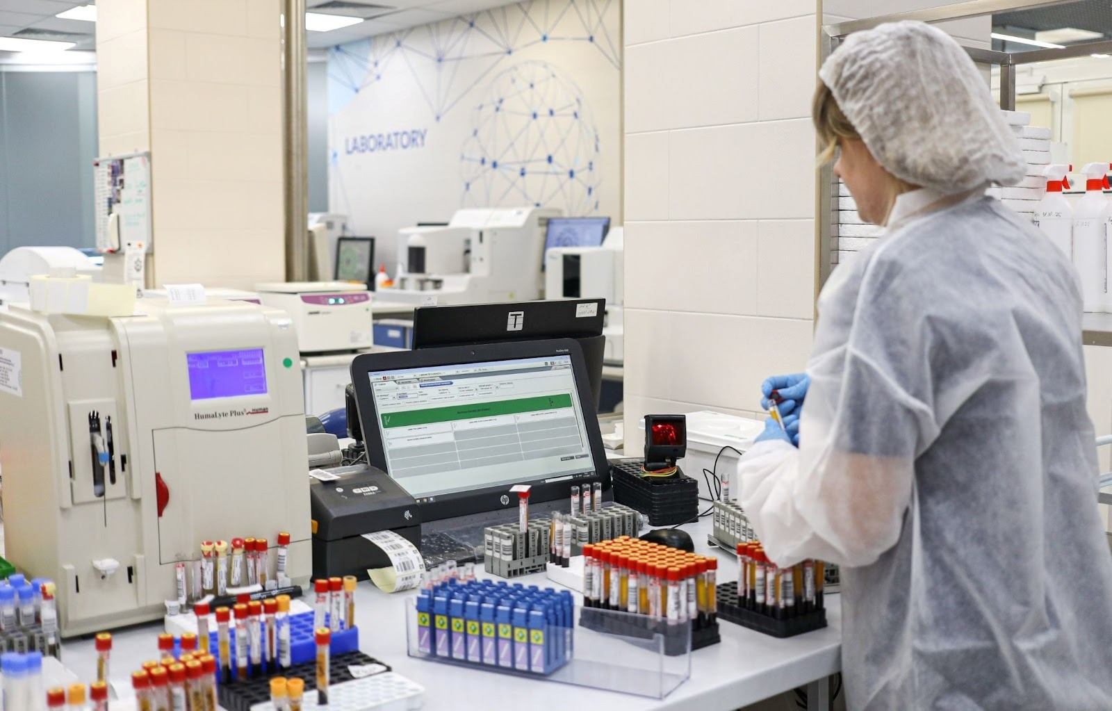 в лаборатории