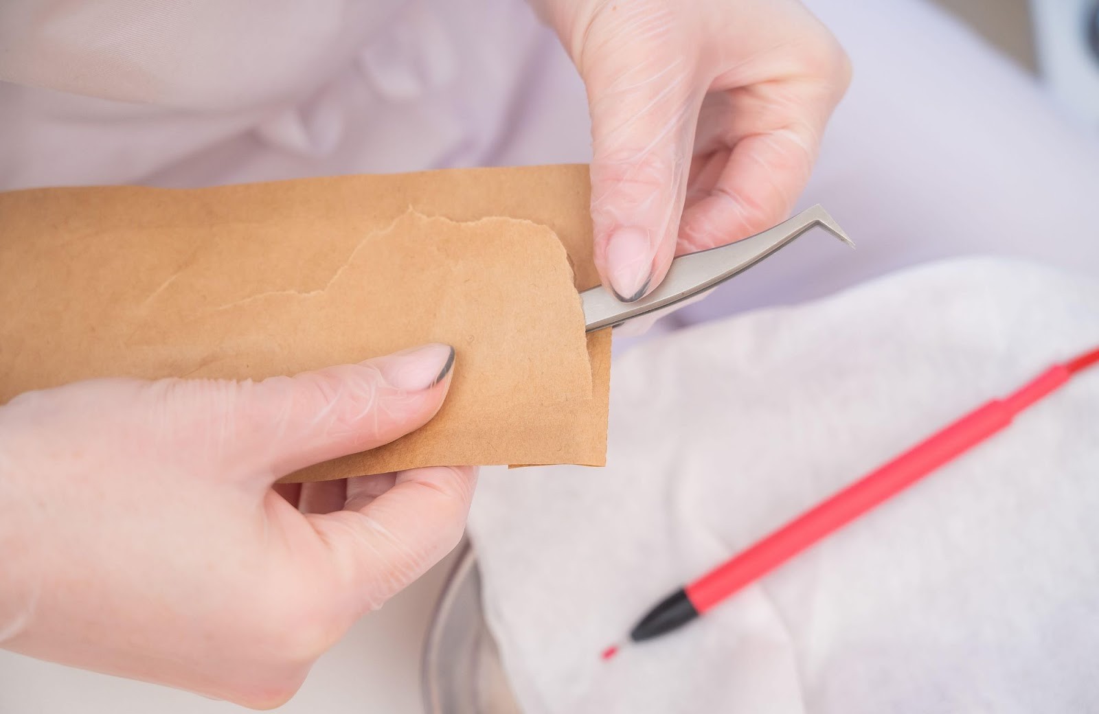 8-Металлические инструменты перед депиляцией должны доставаться из крафт-пакетов или автоклава.jpg