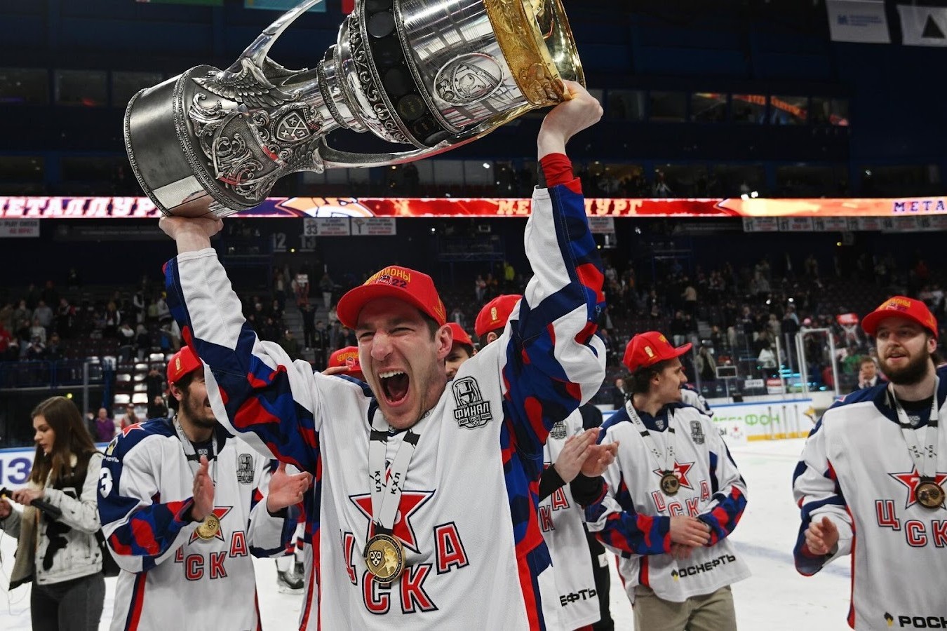 5-Даррен Диц с Кубком Гагарина.jpg