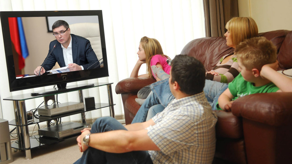 люди смотрят телевизор