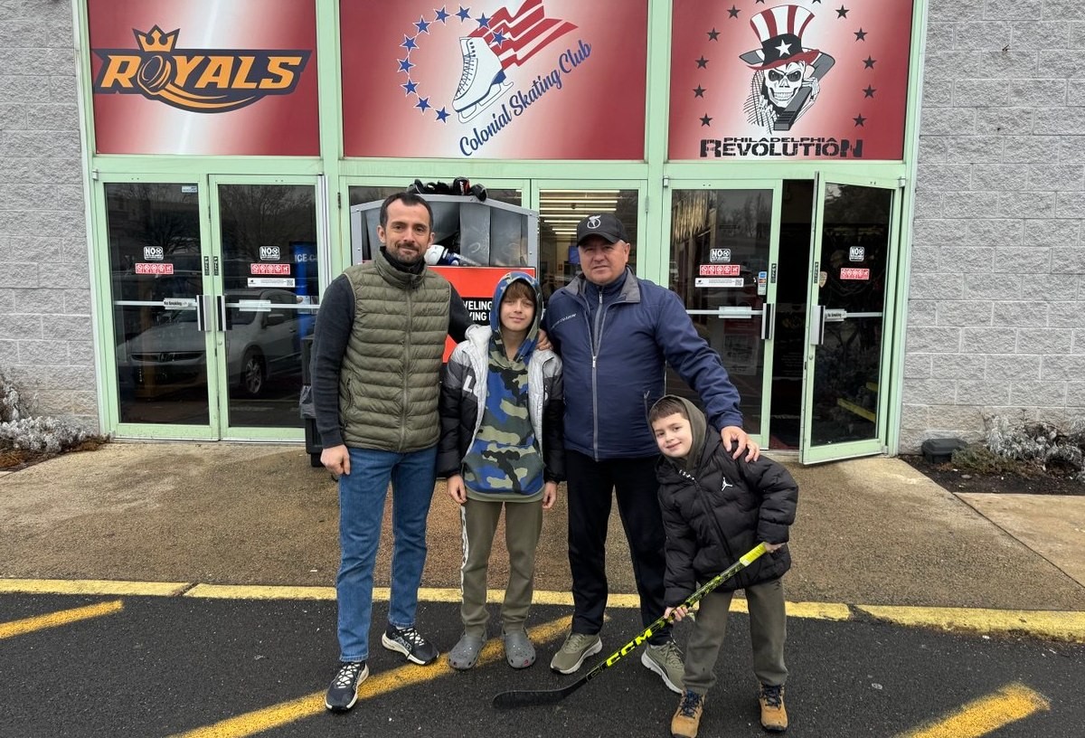 11-Олег Васильченко у школы Revolution.jpg