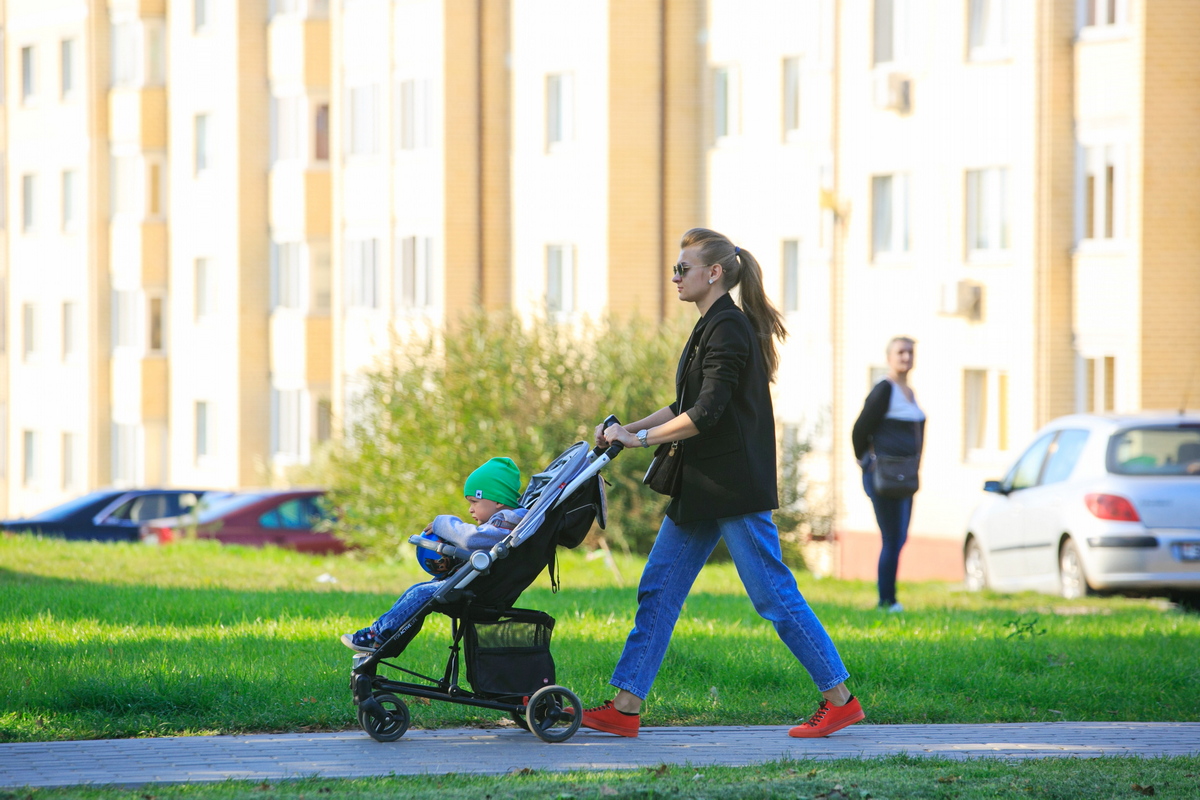 12-Женщина с коляской.jpg