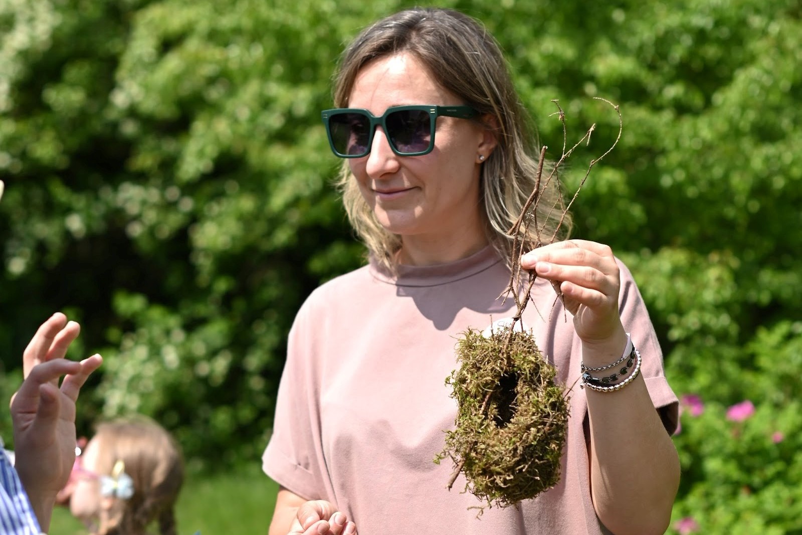 11-Екатерина Фатеева с гнездом крапивника.jpg