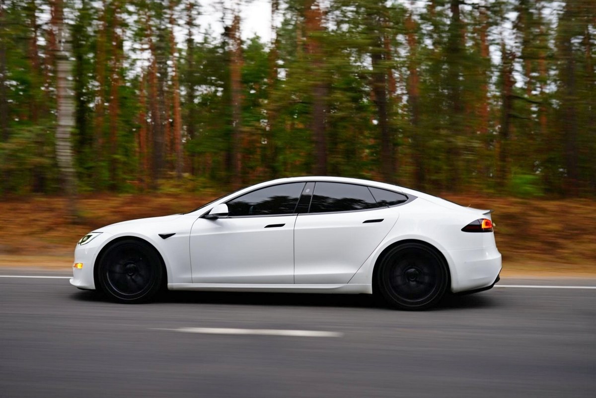 4-Tesla Model S Plaid на дороге.jpg