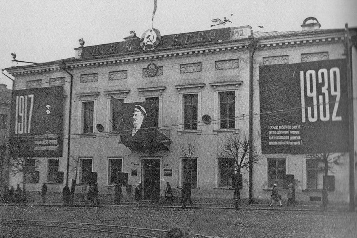 7-Здание школы иезуитов в 1932 году.jpg