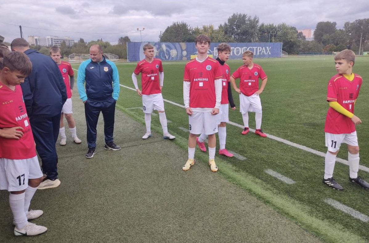 Игроки Городеи на разминке