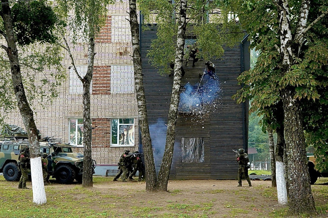 штурм здания на учениях милиции