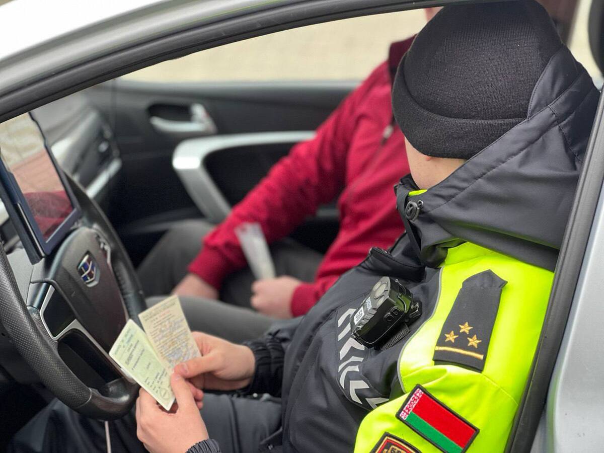 сотрудник ГАИ в машине
