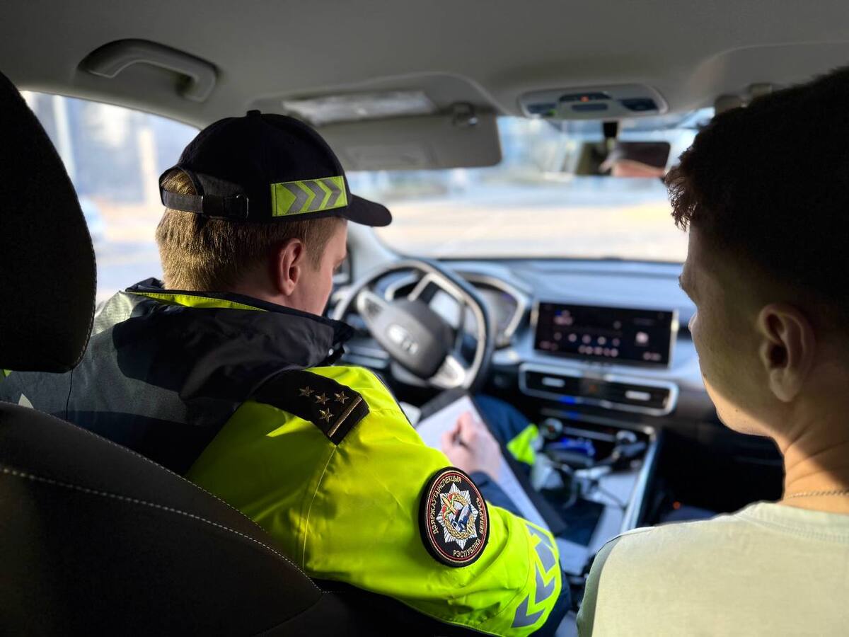 сотрудник ГАИ выписывает штраф