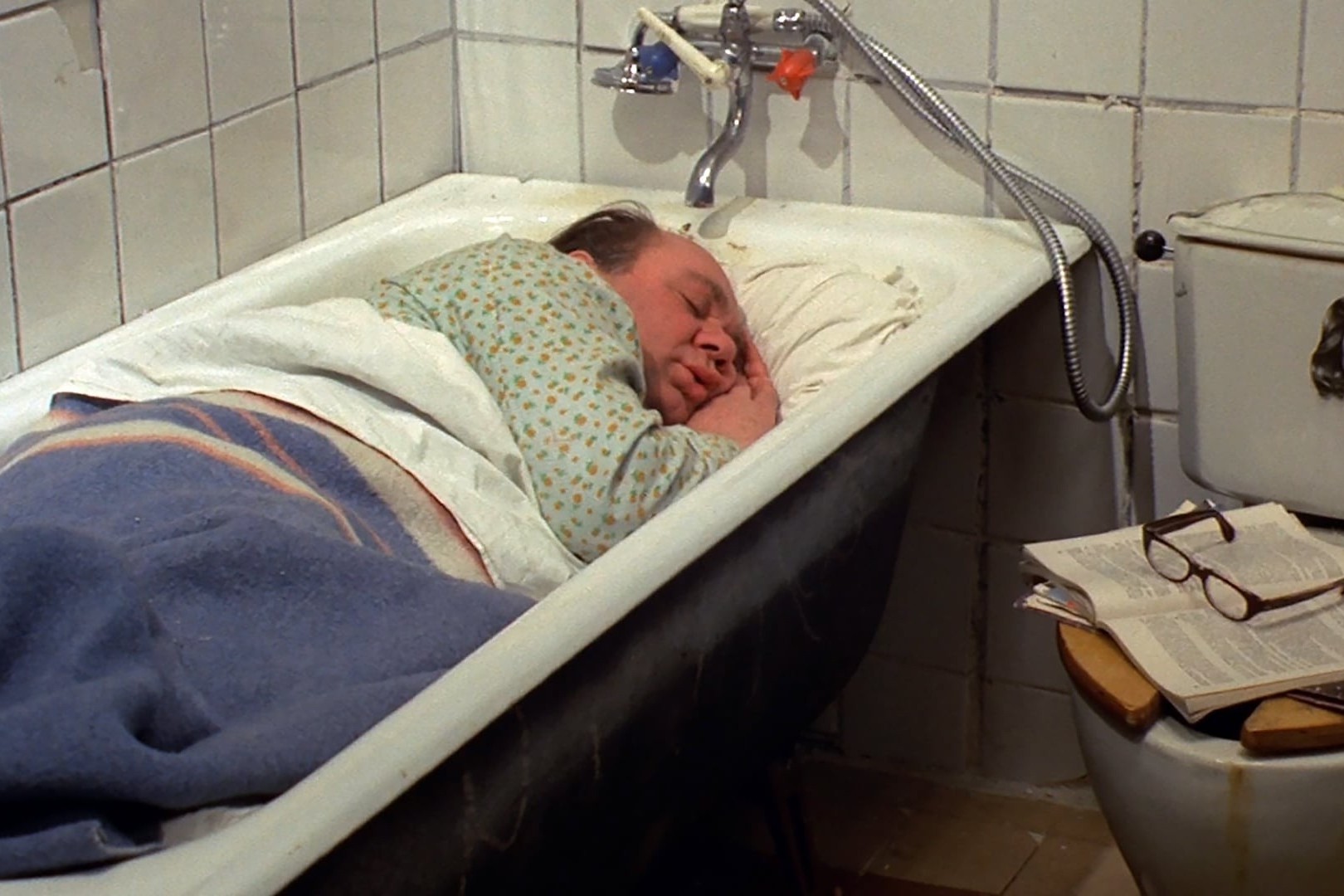 3-Сон на боку кадр из фильма Афоня.jpg