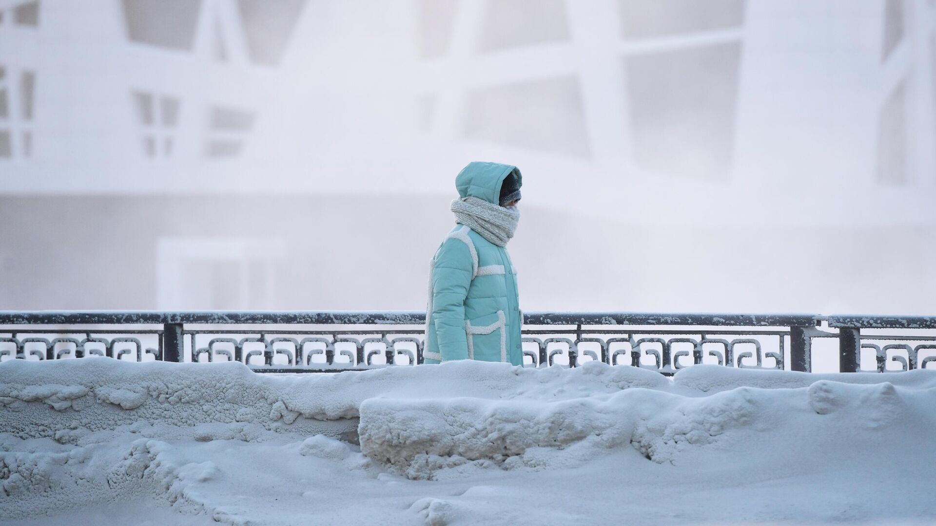 человек зимой в мороз на улице