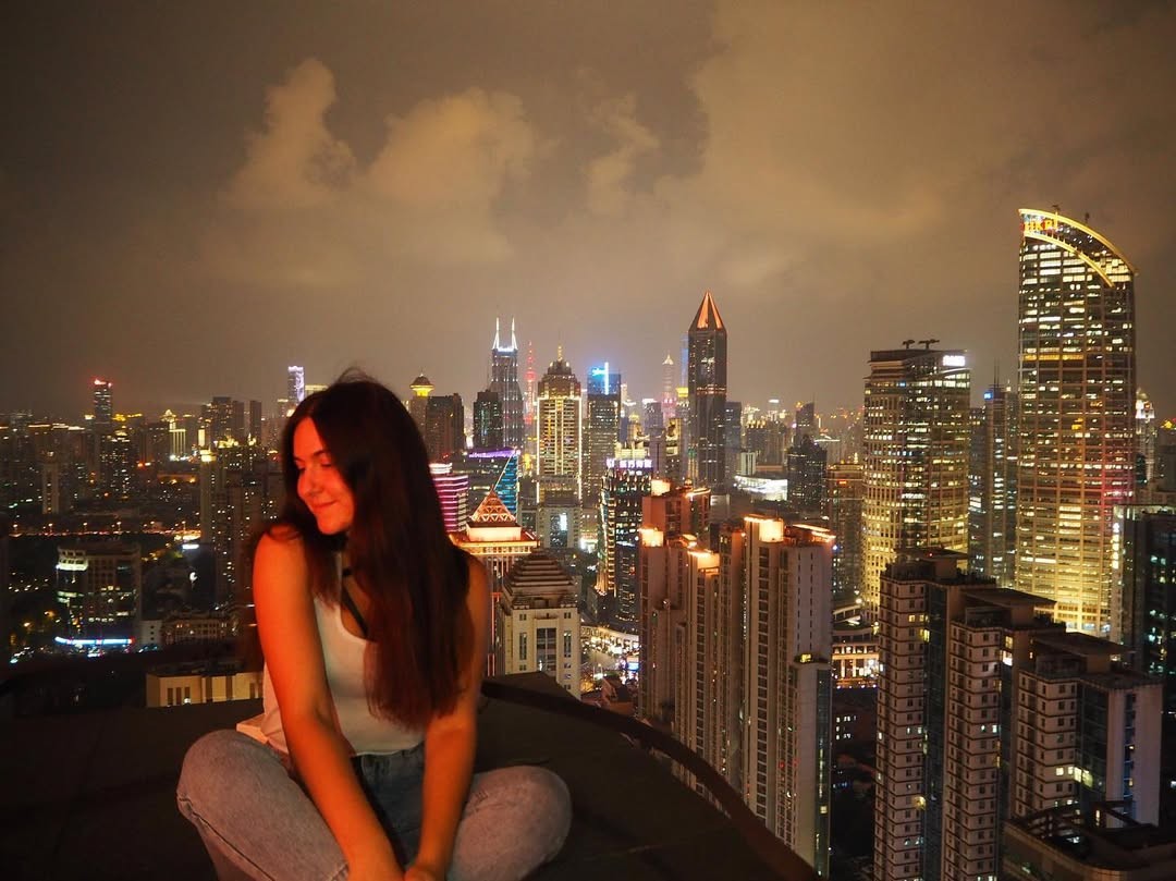 7-На фоне небоскребов Шанхая.jpg