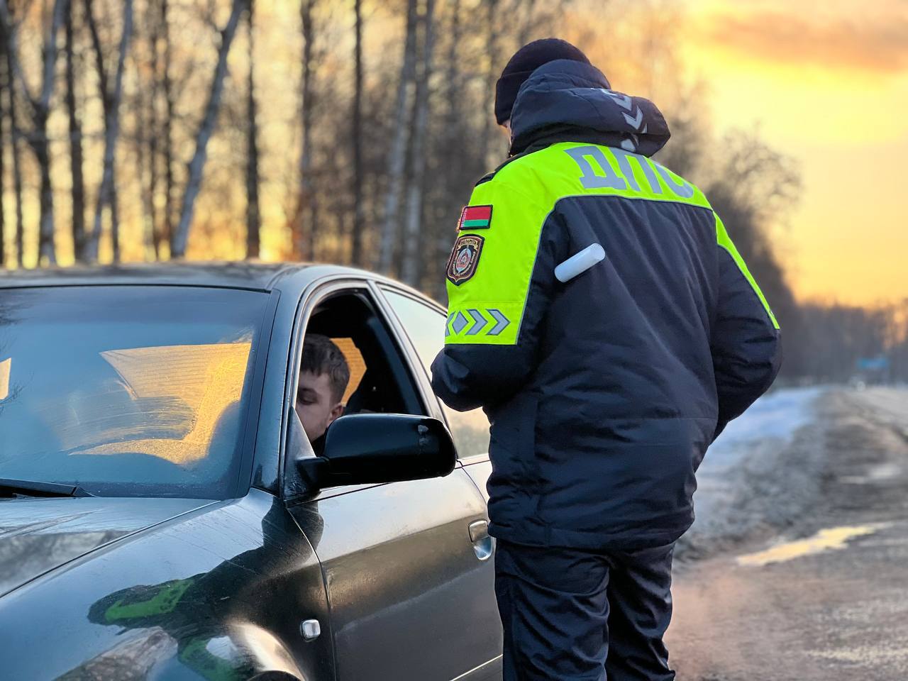 инспектор ГАИ остановил авто