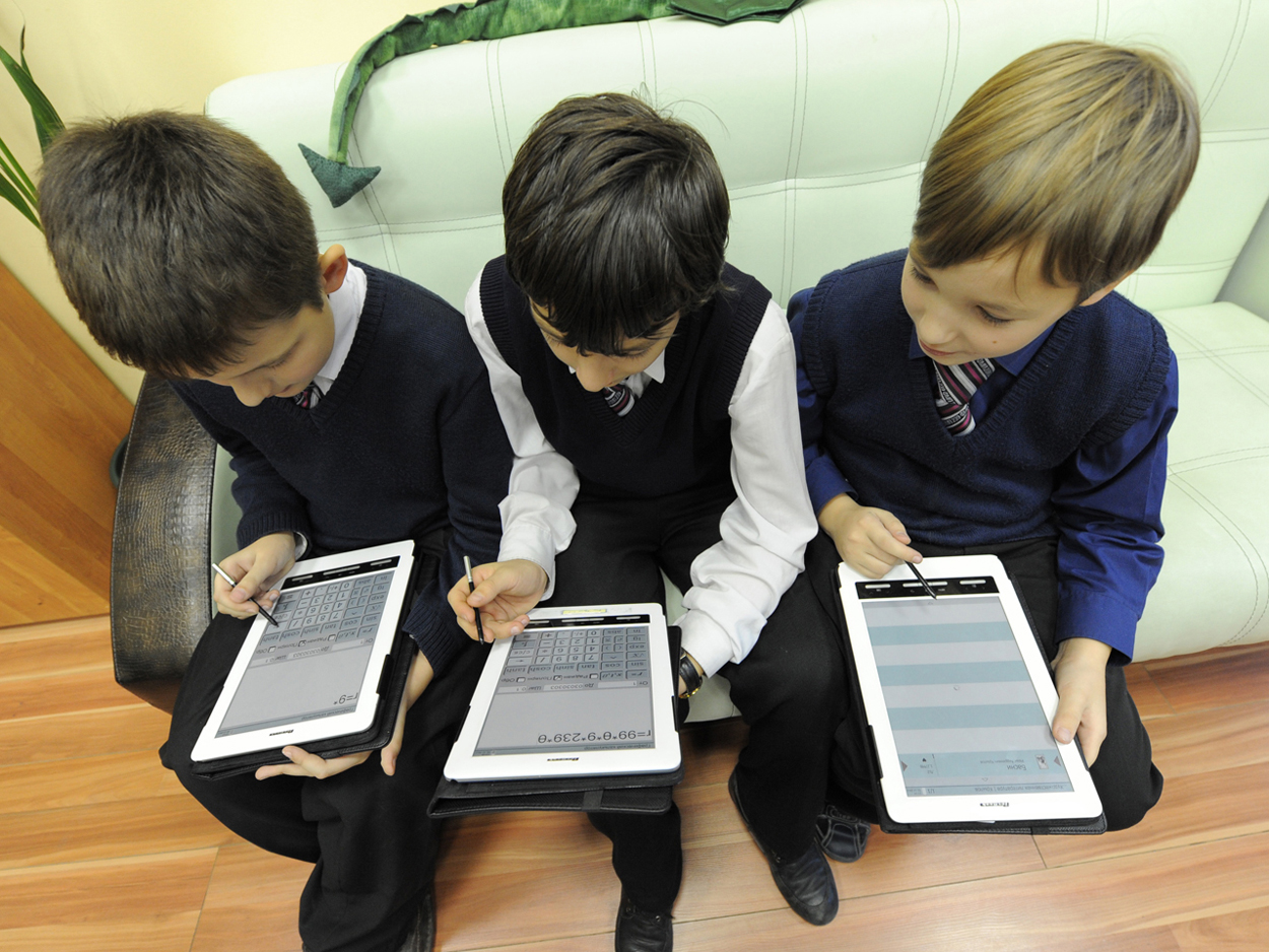 школьники смотрят в планшеты