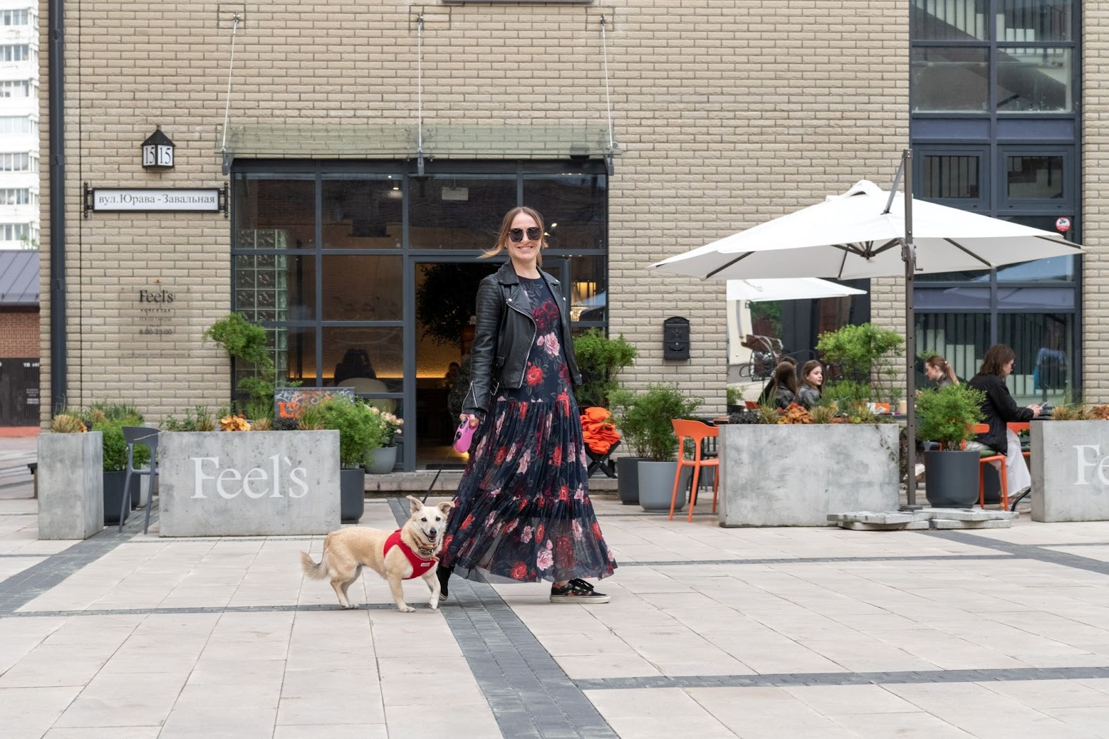 1-Художница и скульптор Анна Дыдышко и ее собака Мышка.jpg