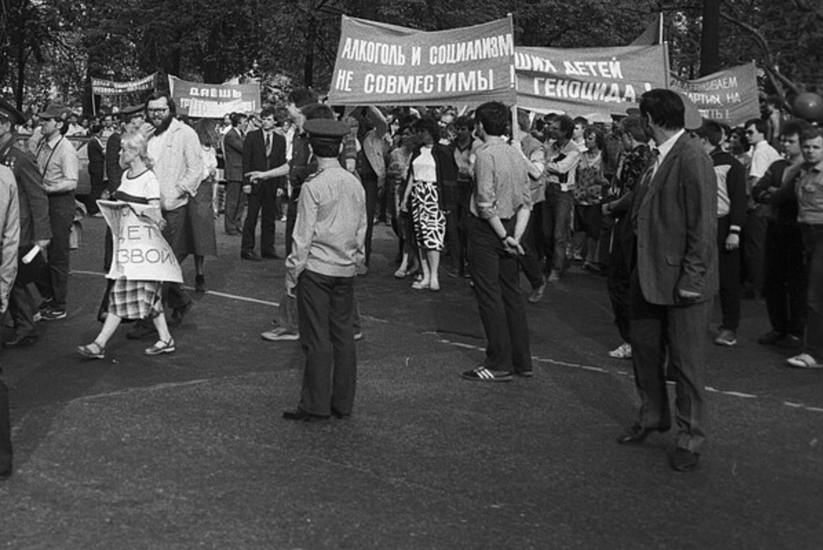 Антиалкогольная демонстрация на Пушкинской площади в Москве, 17 мая 1987 года, фото РИА Новости