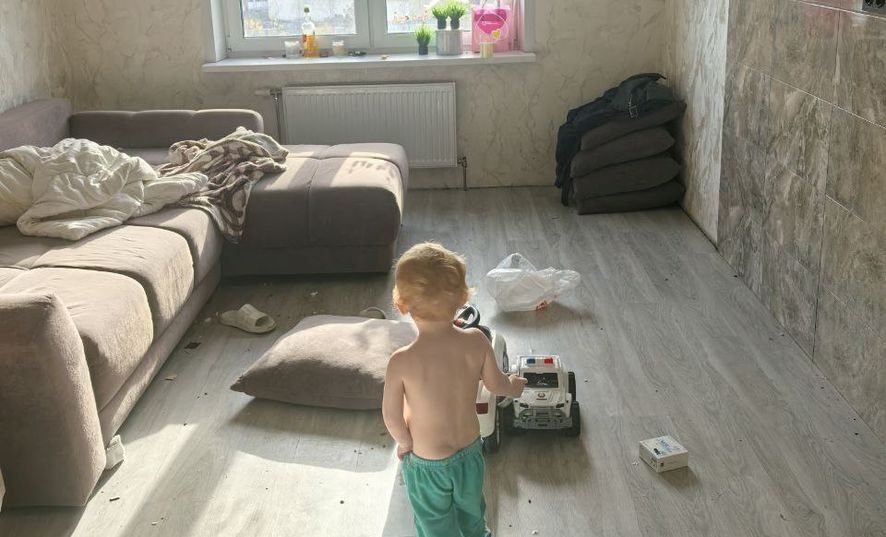 ребенок один в квартире