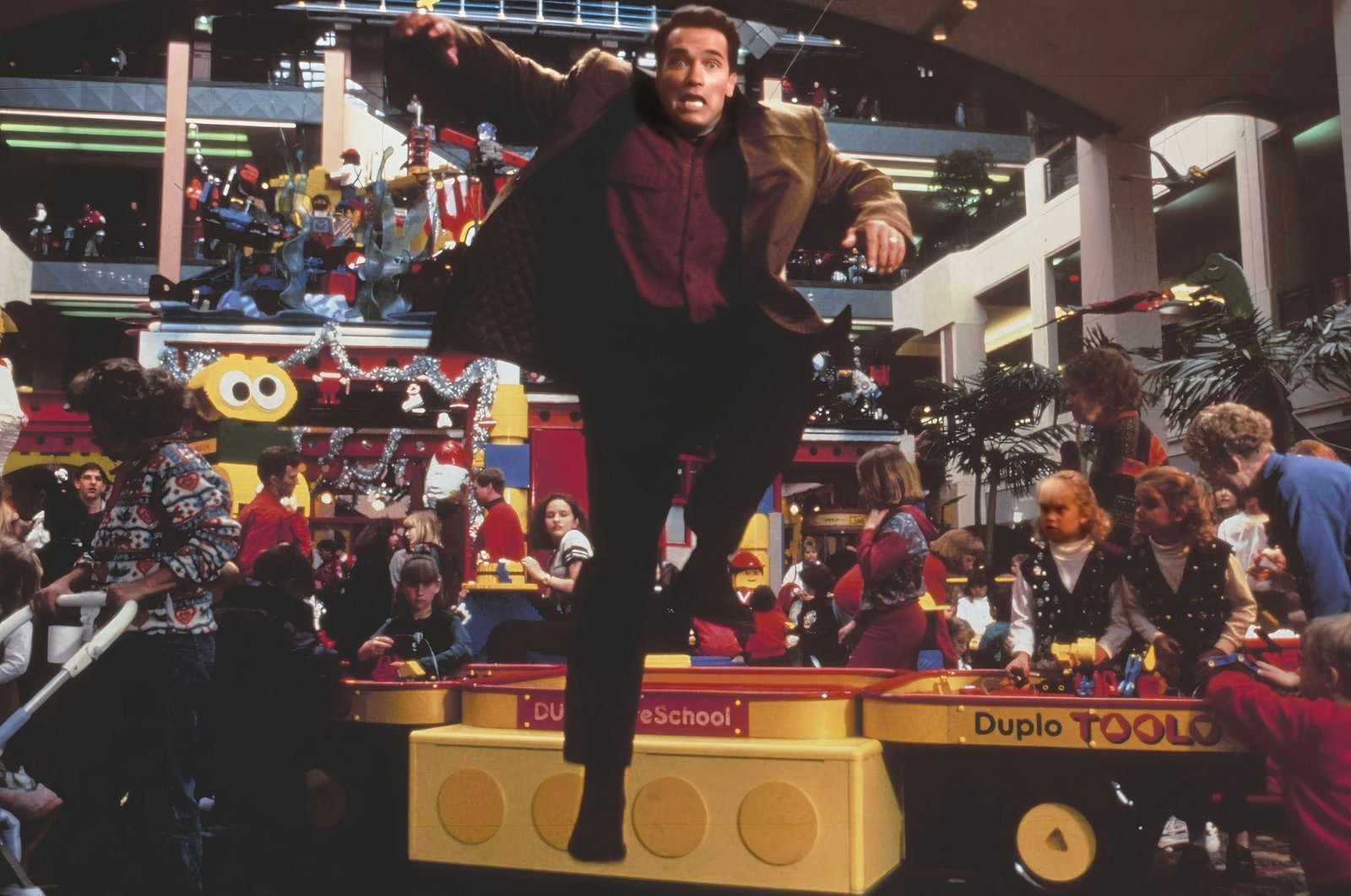 2-Предпраздничная суета кадр из фильма Подарок на Рождество.jpg