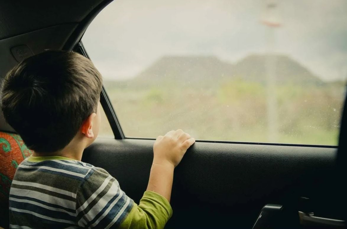 ребенок в машине