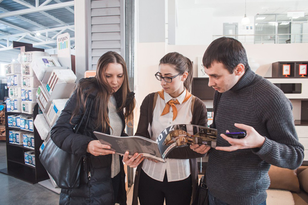 покупатели в мебельном магазине