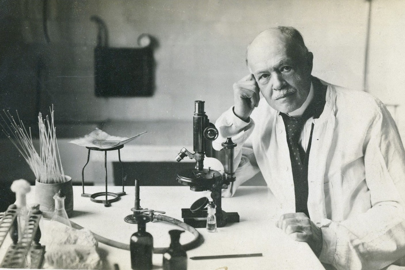 Французский микробиолог Шарль Николь.jpg