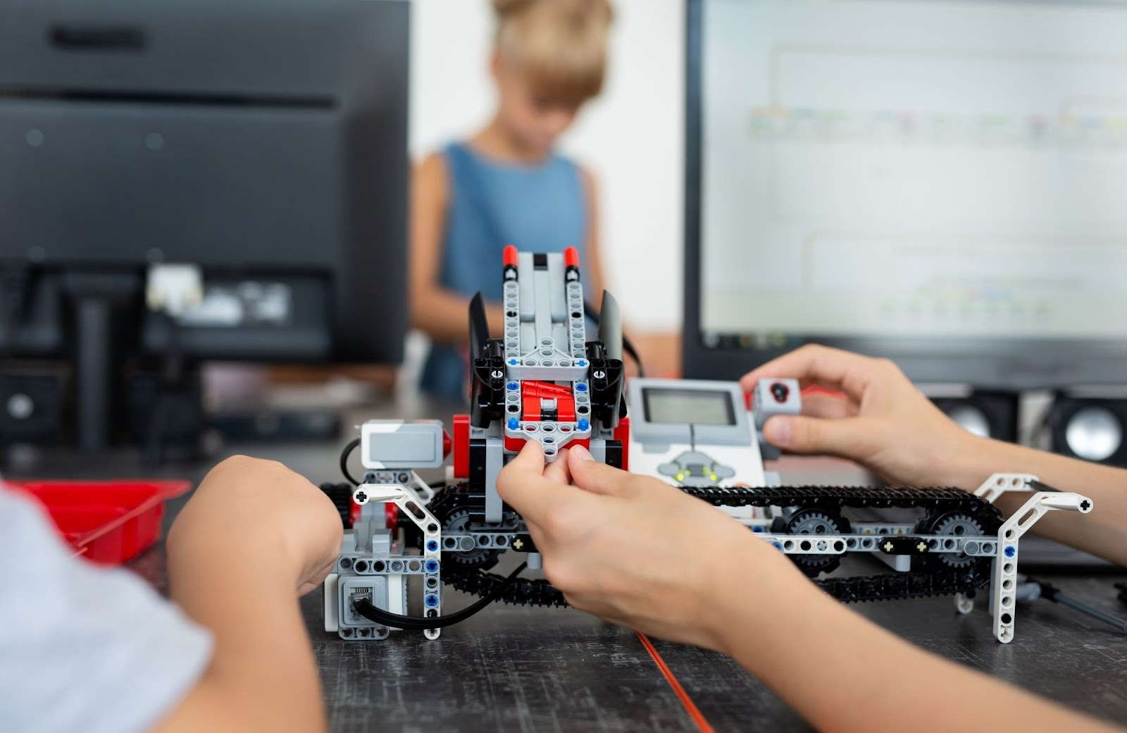 7-На кружке по робототехнике.png