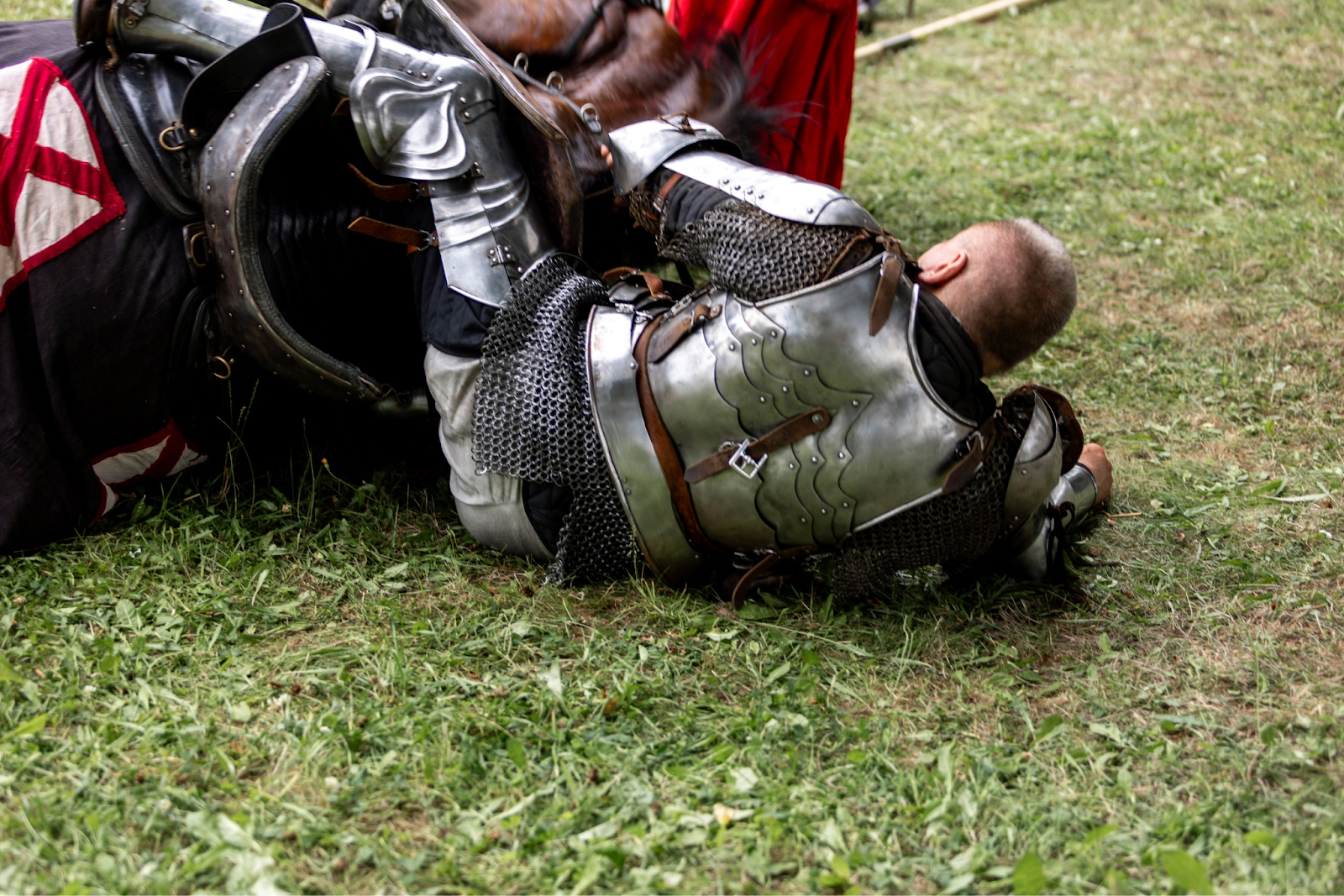 9-Падение рыцаря с конем чревато травмами.png