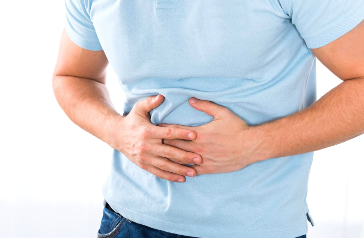 живот болит