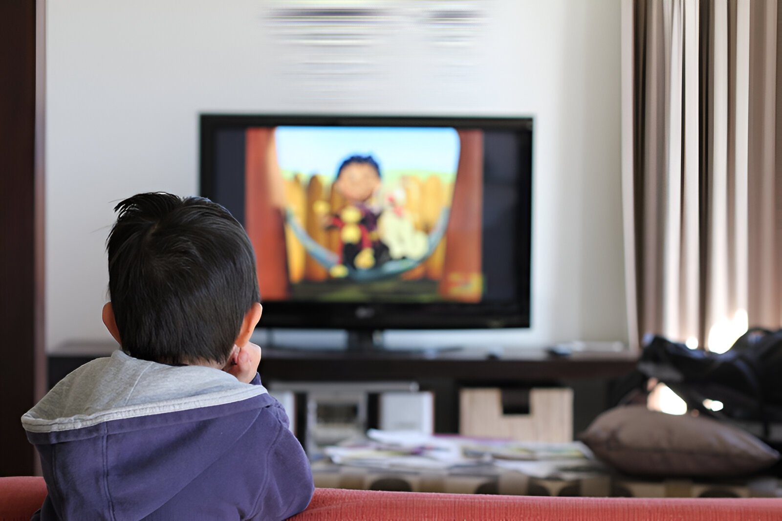 Мальчик смотрит телевизор