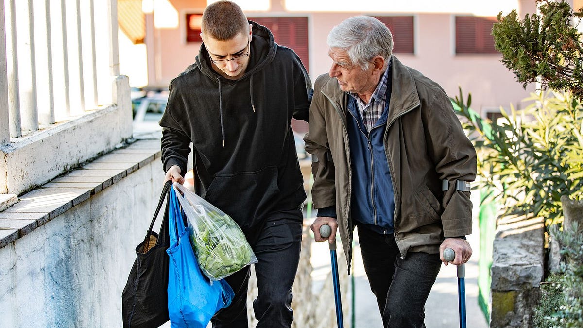 пожилой мужчина и парень пожилой мужчина и парень