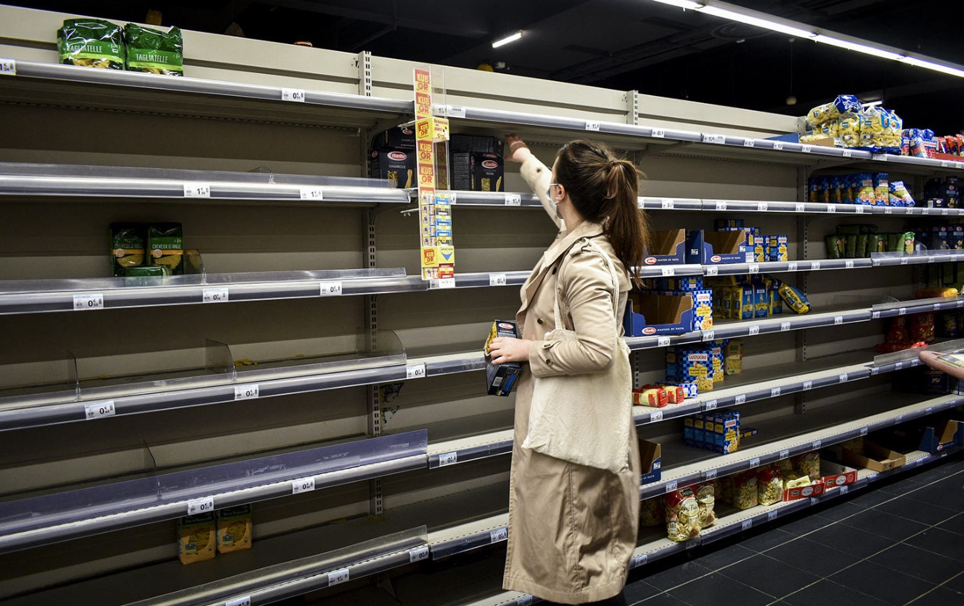 Пустые полки в магазине