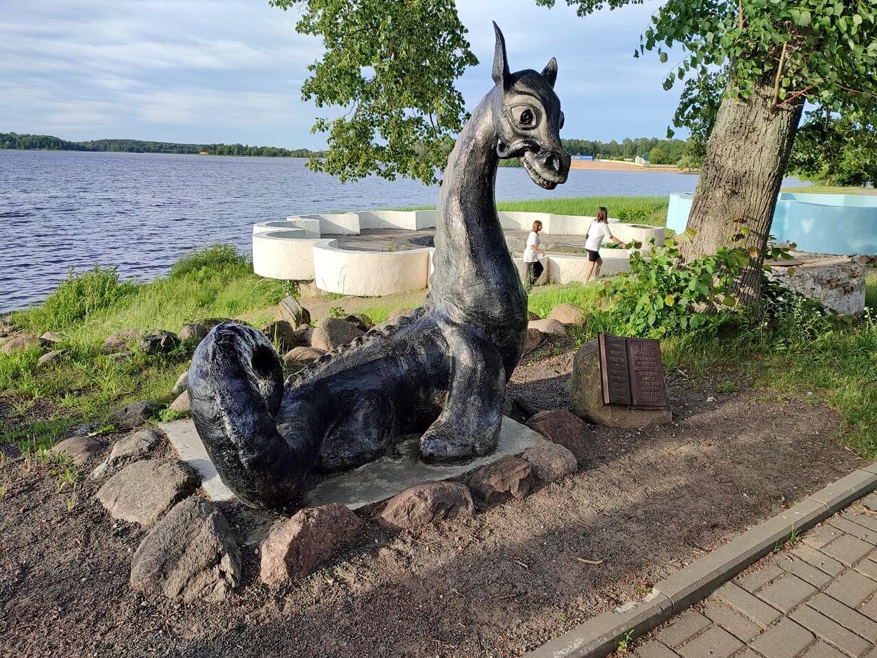 Скульптура Цмока в Лепеле.jpg